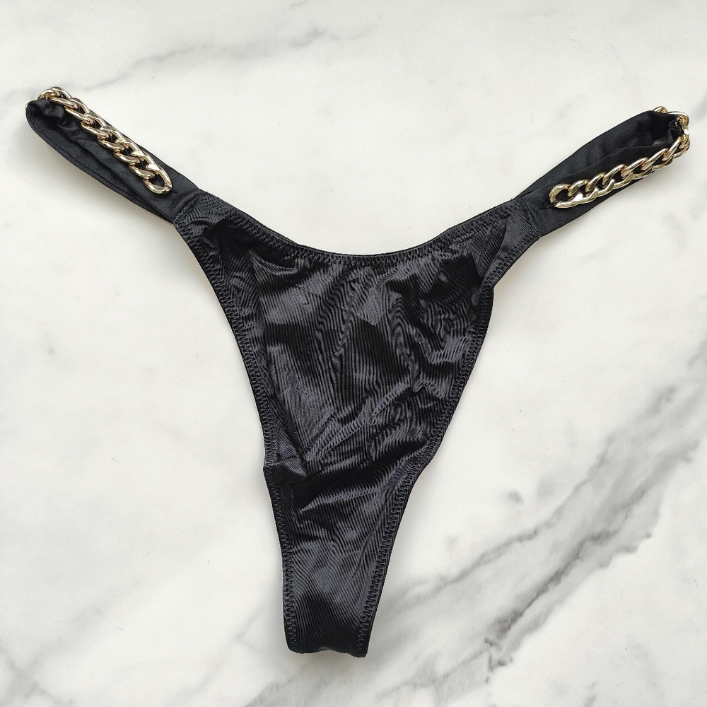 NWT VICTORIA'S SECRET VERY SEXY CHAIN STRAP SMOOTH THONG PANTY IN BLACK SIZE LAR